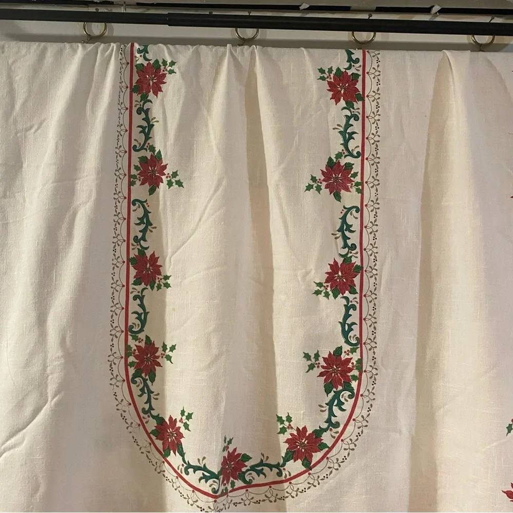 Vintage Holiday Festive Oval Red and Green Poinsettia Tablecloth